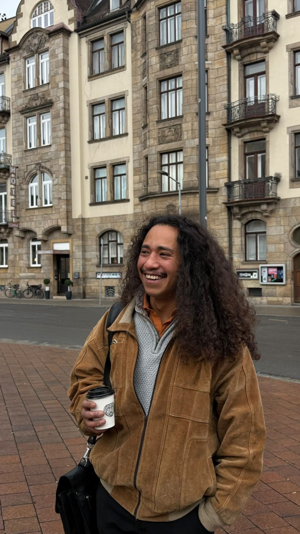 Osvaldo, Gründer von Casa Blumen, mit Kaffee in Coburg
