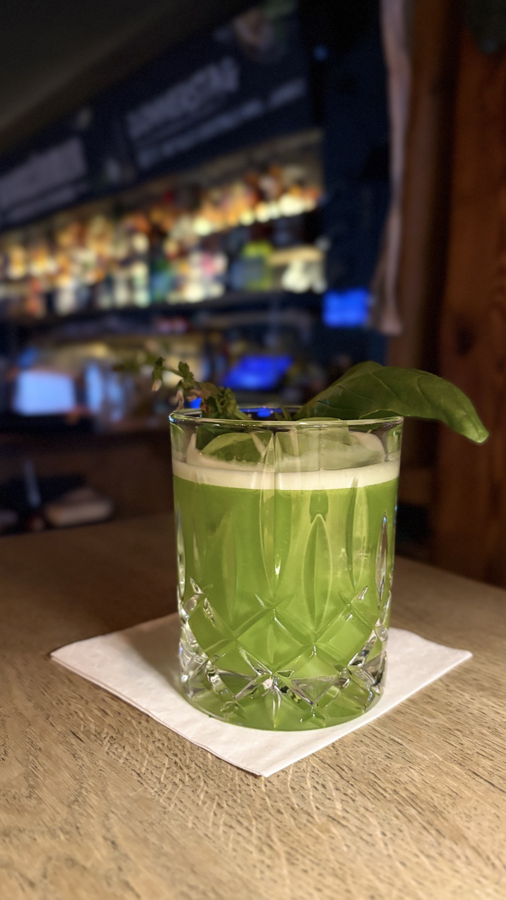 Gin Basil Smash von Casa Blumen mit frischem Basilikum