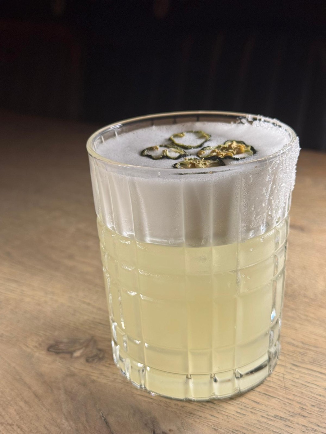 Latin Dreams — Cocktail mit hausgemachtem Jalapeño-Tequila und Eiweiß-Schaum
