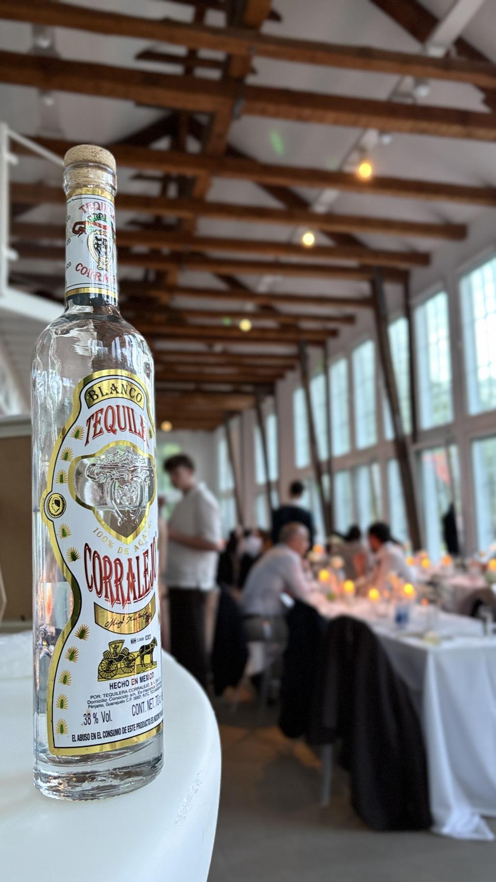 Eine Flasche Tequila Corralejo Blanco bei einem Casa-Blumen-Event