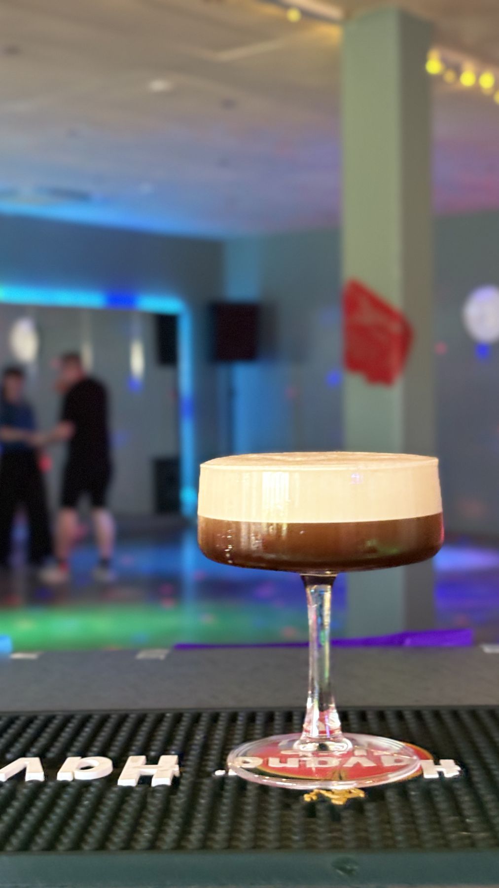 Espresso Martini an der Bar, im Hintergrund die Tanzfläche