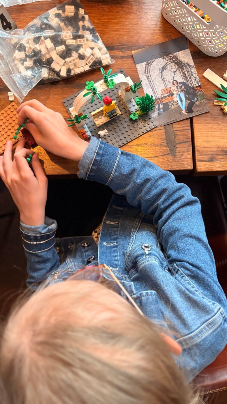 Lego-Pavillonszene mit Mama auf einer Bank, daneben eine Postkarte aus dem Coburger Hofgarten
