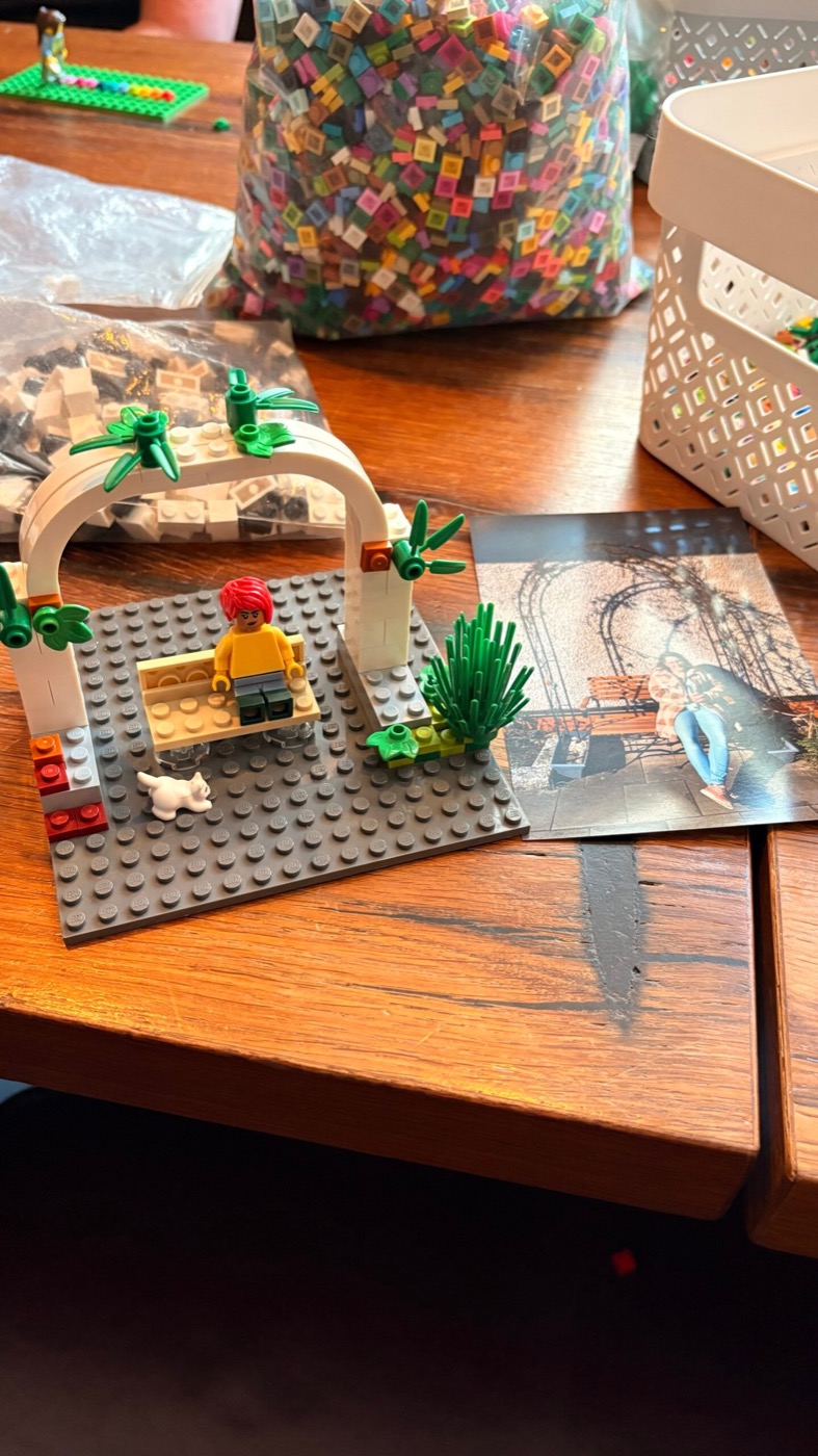 Lego-Bogenkonstruktion neben einer Coburg-Postkarte als Vorlage