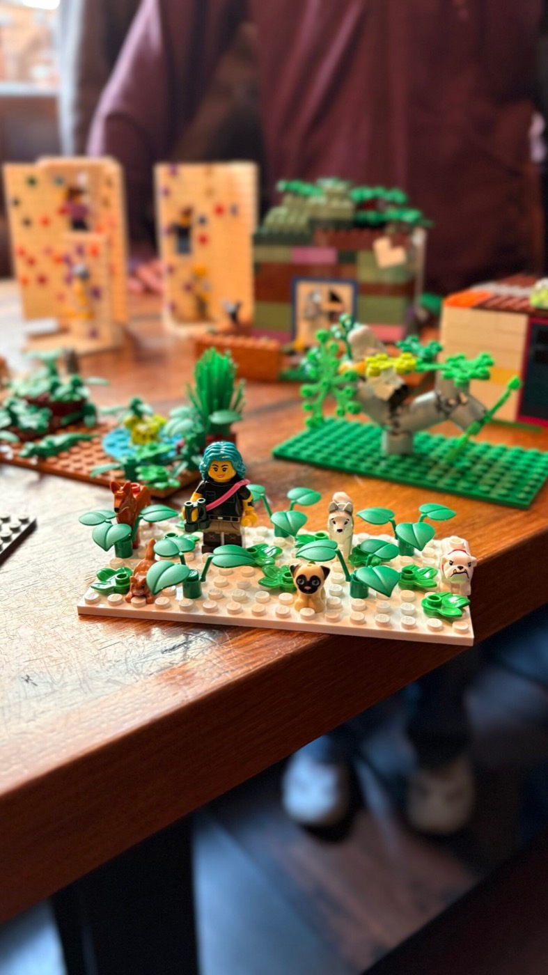 Seitliche Ansicht aller fertigen Lego-Werke auf dem Tisch im Ratskeller