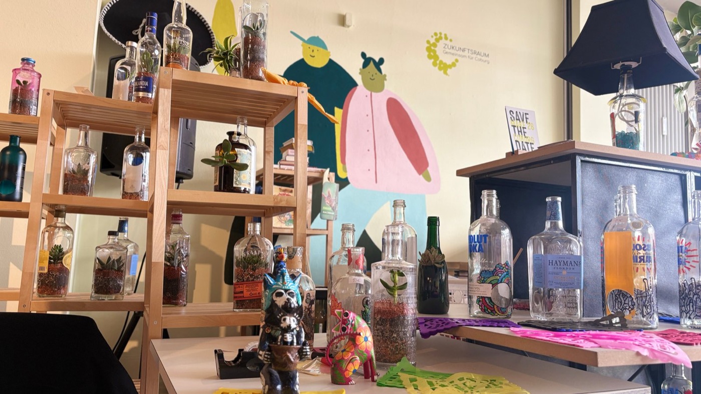 Casa Blumen Tisch beim Inti Fest — Alebrijes aus Oaxaca und Sproß-Flaschengärten
