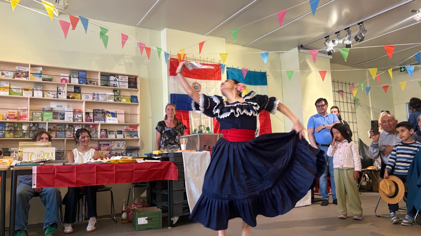 Marinera-Tänzerin in traditioneller Tracht beim Inti Fest Coburg