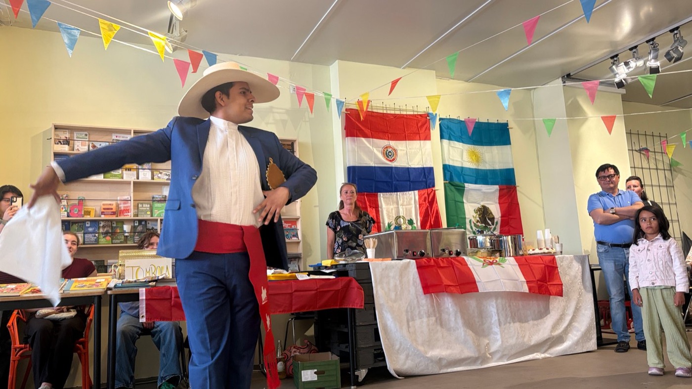 Inti Fest Coburg — Publikum vor Fahnen aus Peru, Paraguay, Argentinien