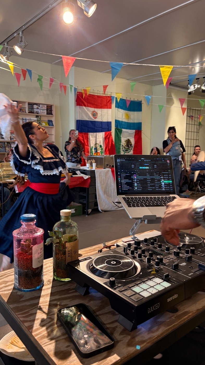 Inti Fest Coburg — Tanz, DJ Kenny und Casa Blumen Tisch im Zukunftsraum