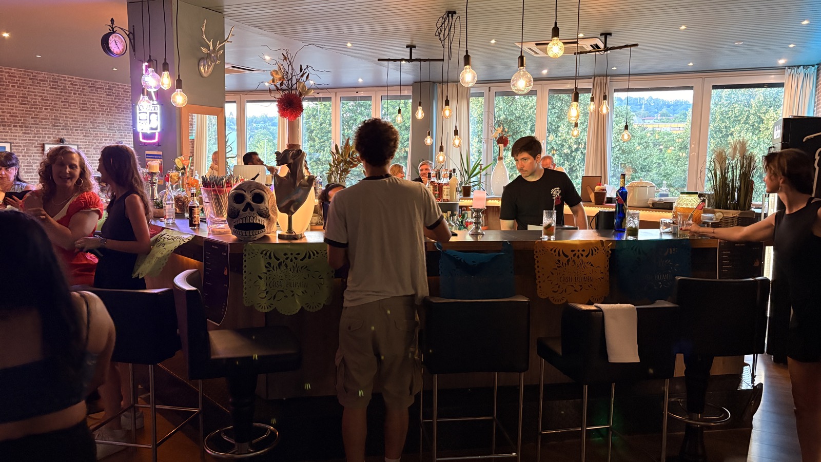 Die Cocktailbar von Casa Blumen mit Papel Picado und Calavera