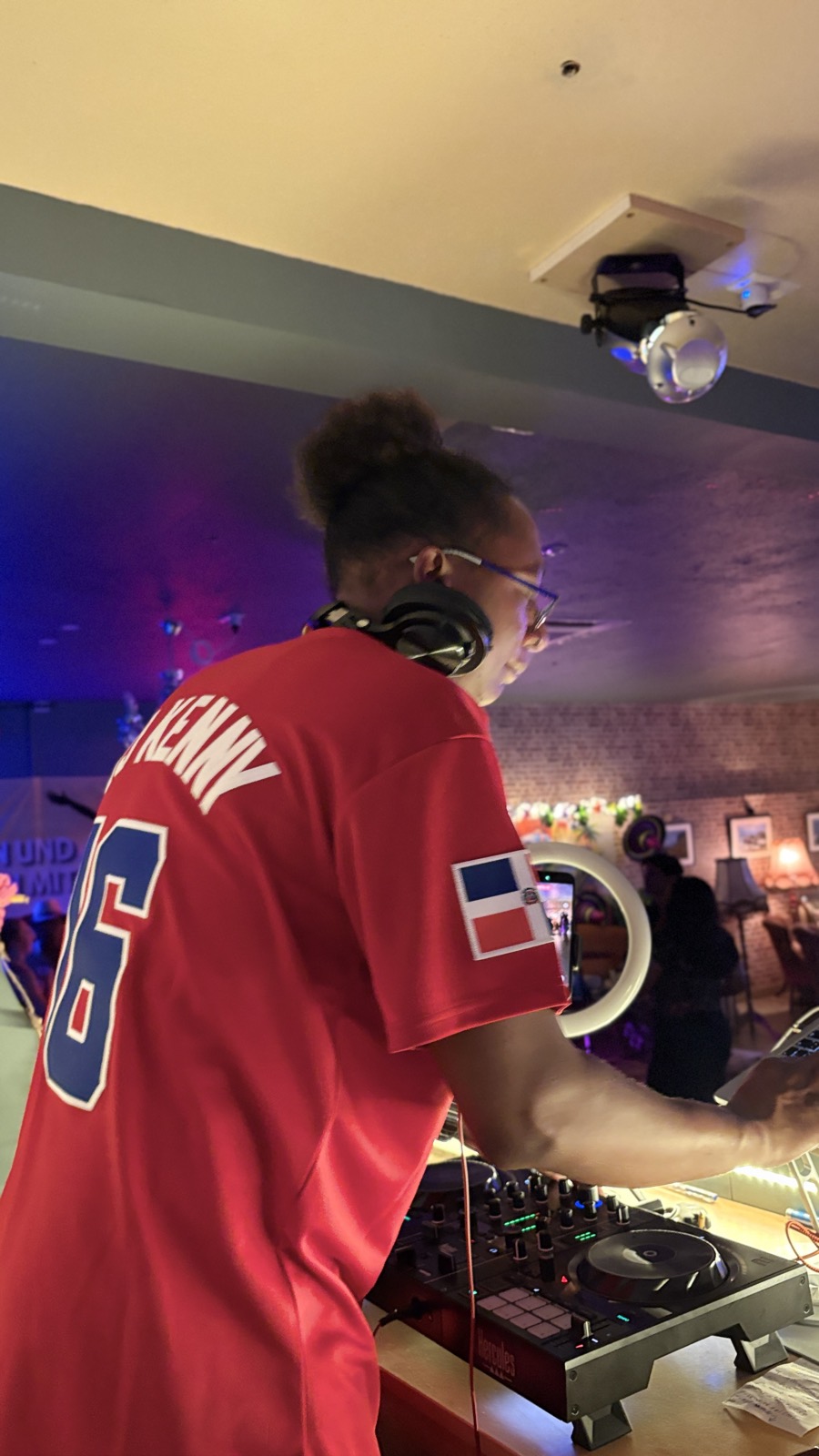 DJ Kenny am Pult bei der Noche Latina, im Trikot mit der Nummer 16 und der Flagge der Dominikanischen Republik