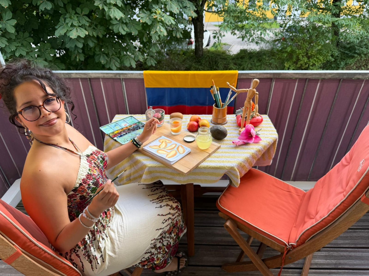 Künstlerin Kim bereitet die Motiv-Vorlagen für den Workshop vor
