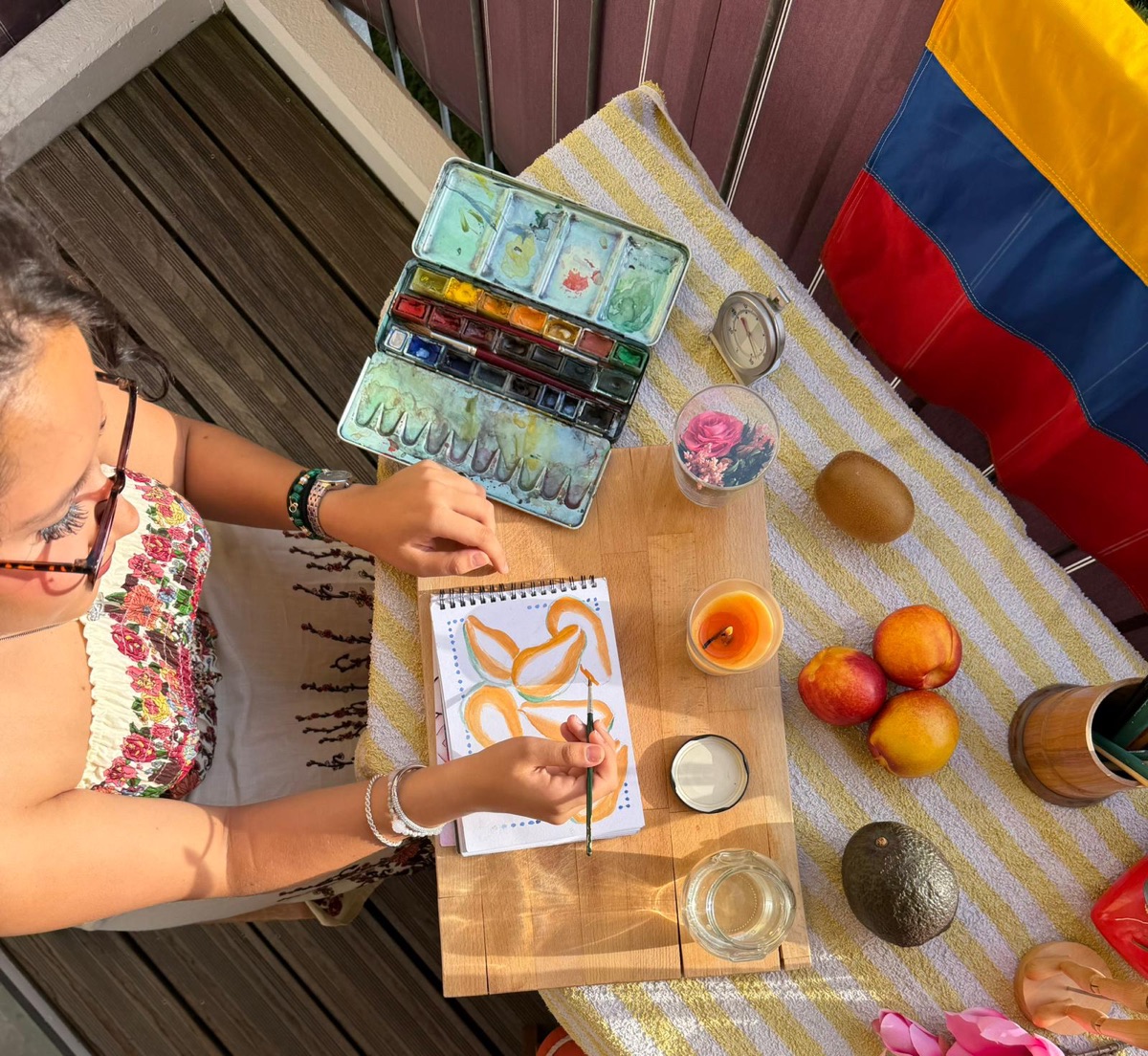 Von oben: Kim malt das Papaya-Motiv mit Aquarell