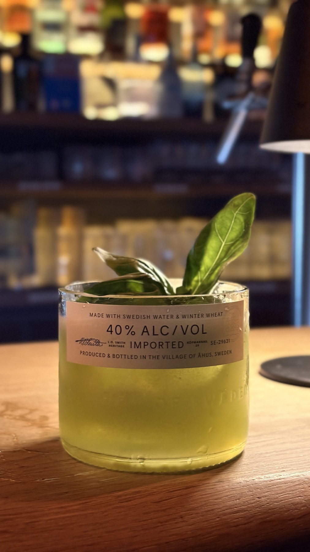 Cocktail im selbst geschnittenen Glas