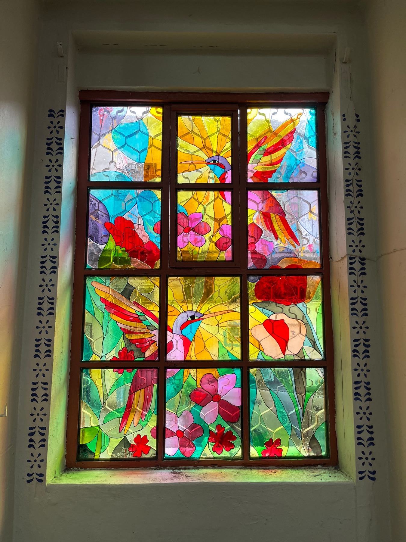 Buntglas-Fenster mit Colibrís, von Osvaldo in México bemalt
