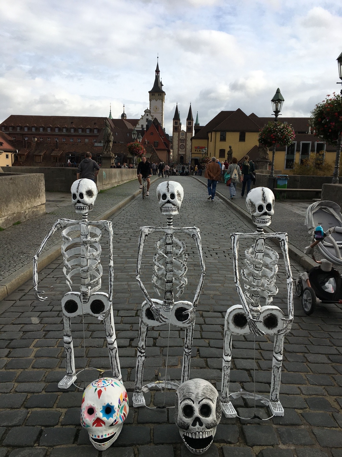 Calacas aus Pappmaché in Franken