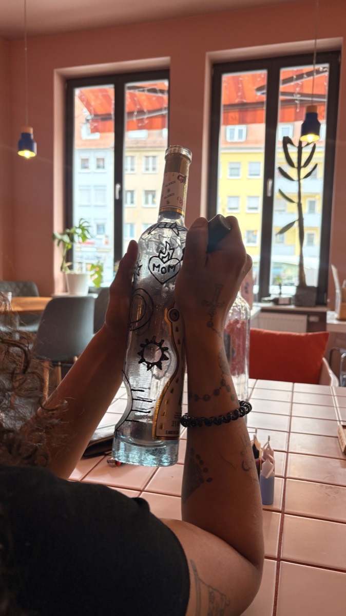 Gast bemalt eine Flasche am Event