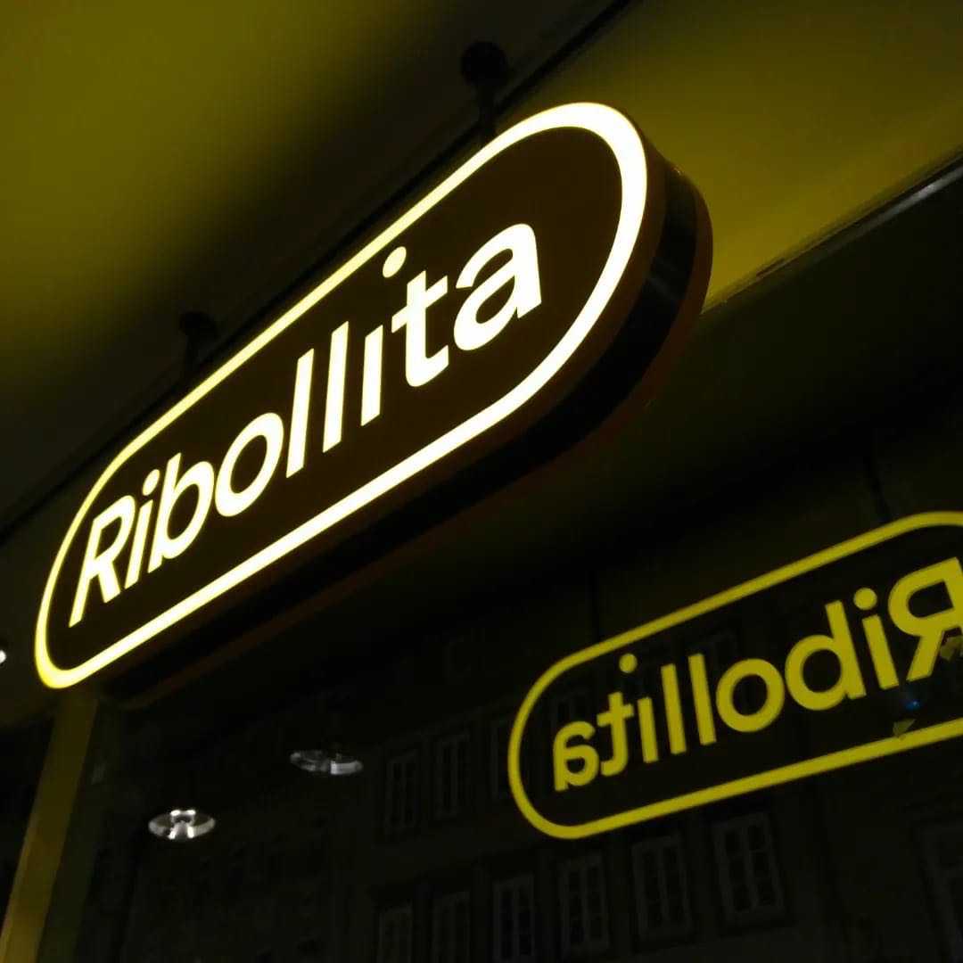 Das leuchtende zitronengelbe Ribollita-Logo