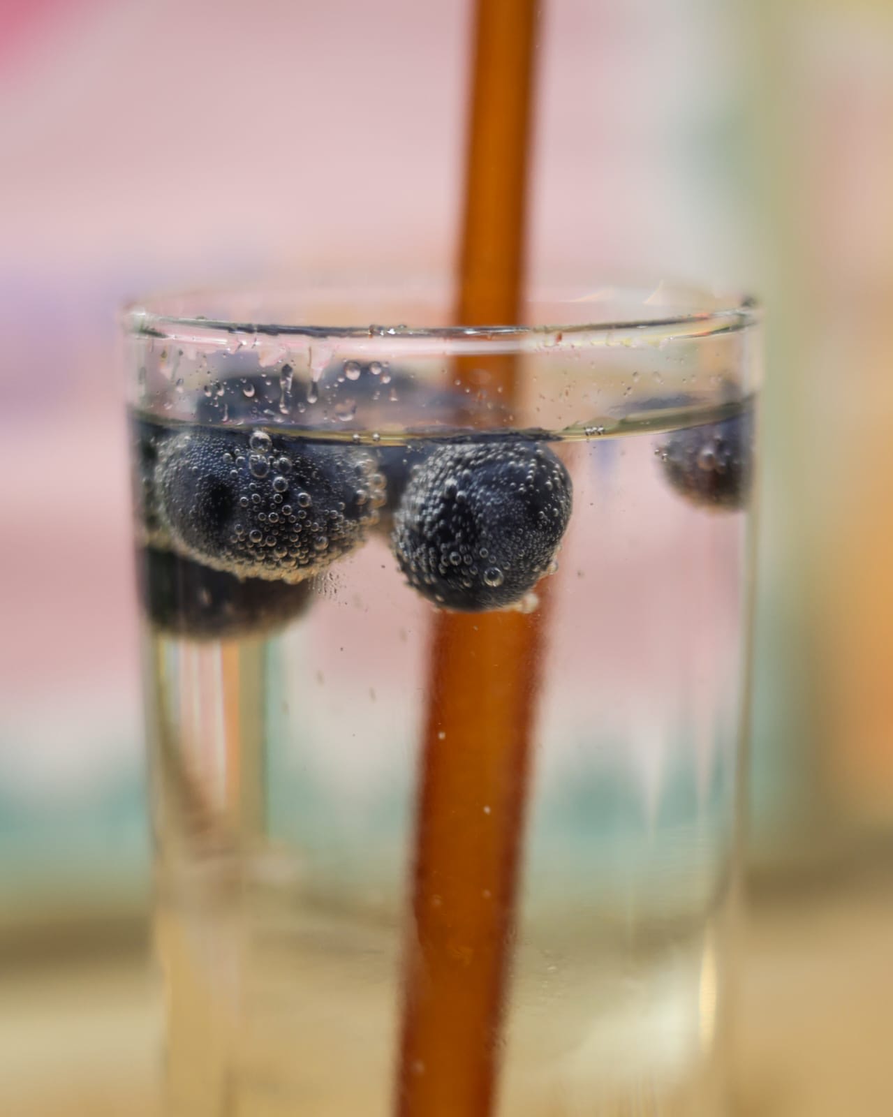 Glas Wasser mit Blaubeeren und Strohhalm, Nahaufnahme