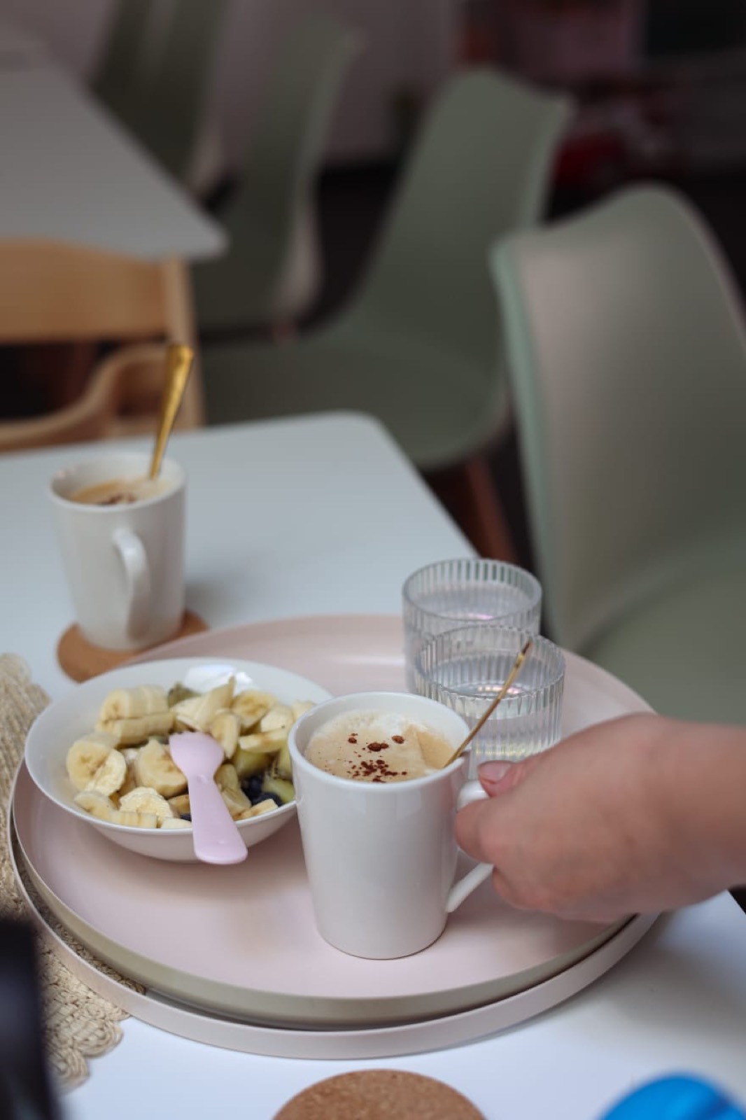 Cappuccino und Obstteller auf einem Tablett im Café