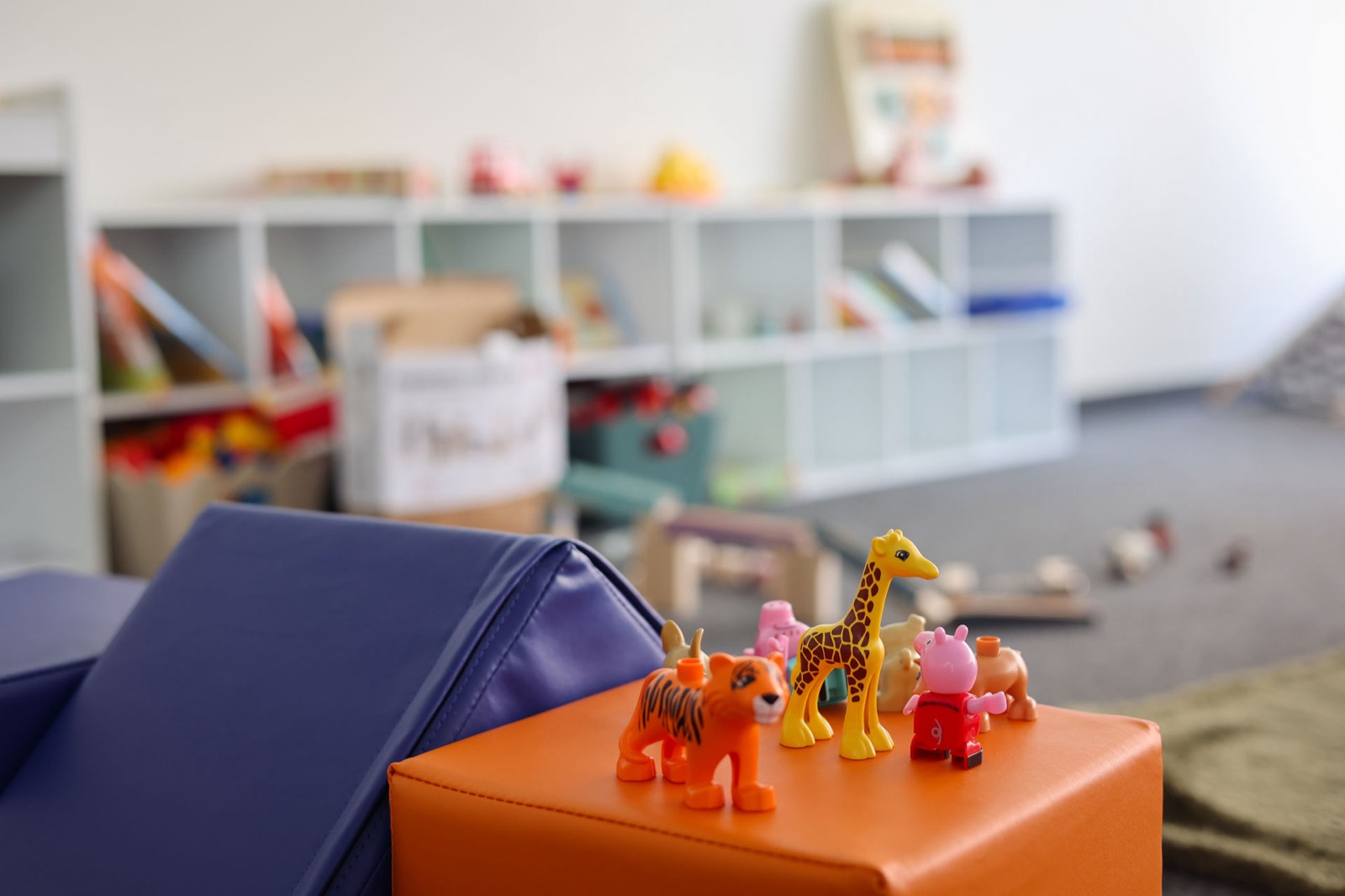 Spielecke mit Bausteinen und Regalen voller Spielzeug