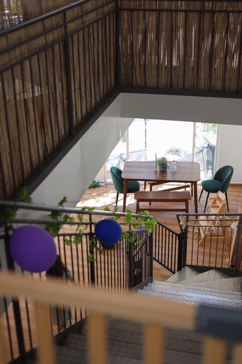 Blick die Treppe hinunter ins Café — der Weg zur Mini-Vernissage