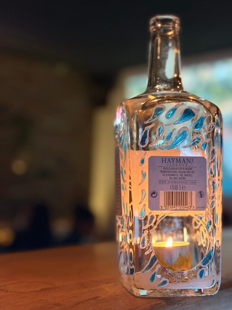 Teelichet in bemalte Flasche