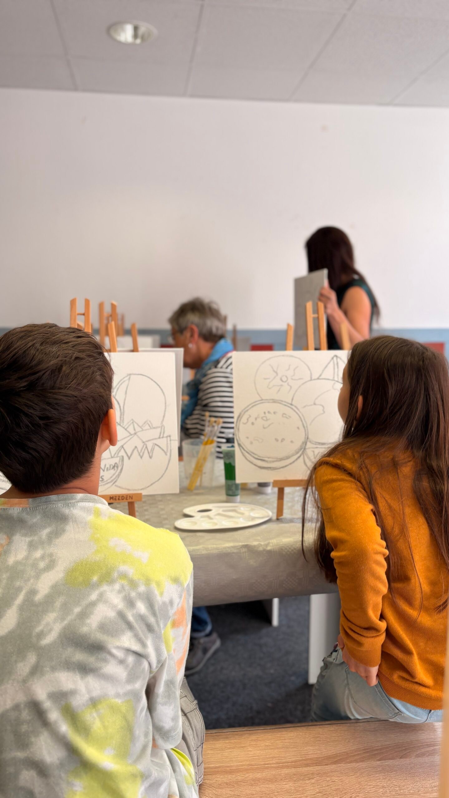 Casa Lab Coburg — Kinder vor der Leinwand beim Viva la Vida Mal-Workshop