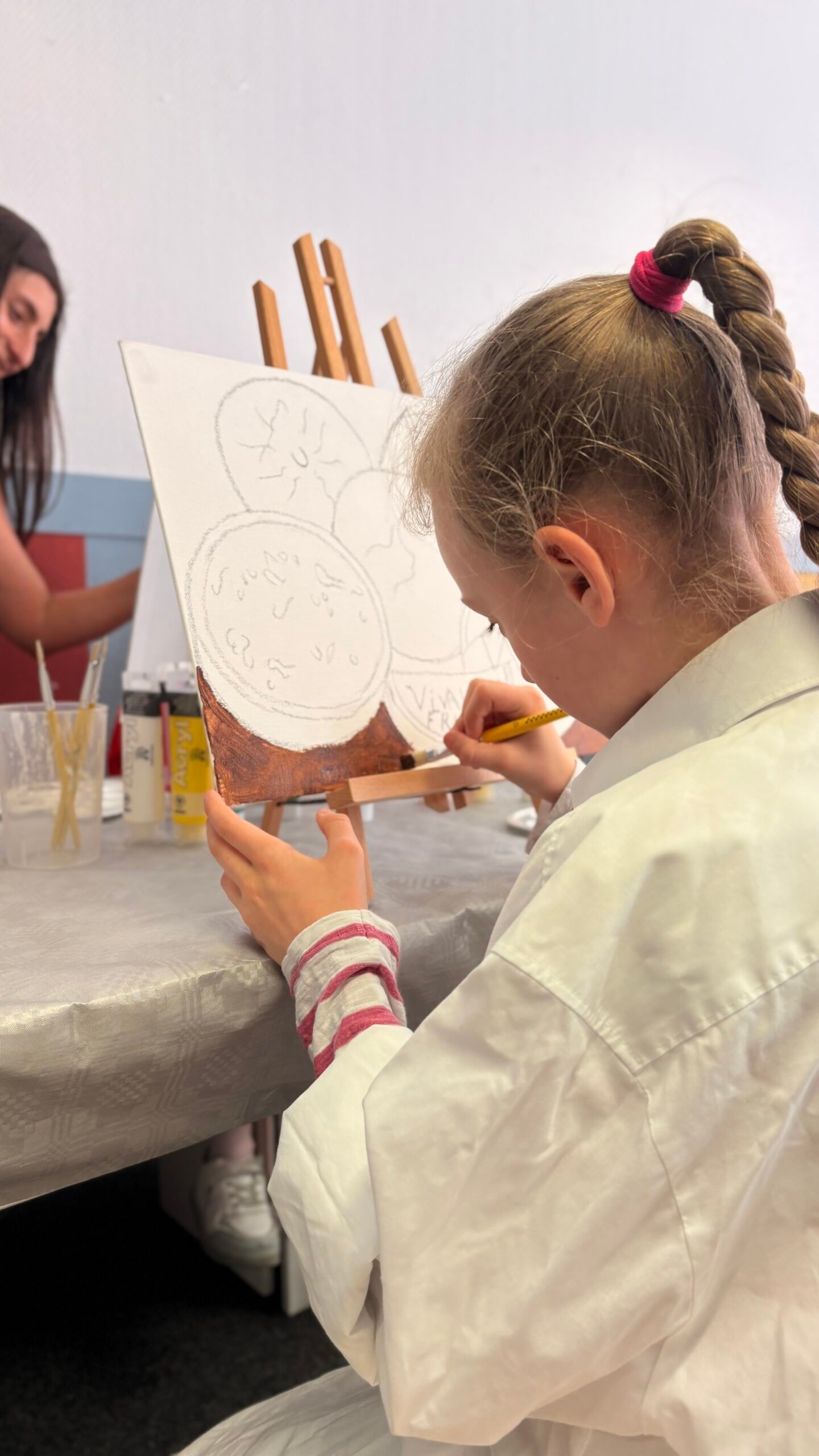 Casa Lab Coburg — Mädchen malt ein buntes Acrylbild beim Viva la Vida Mal-Workshop