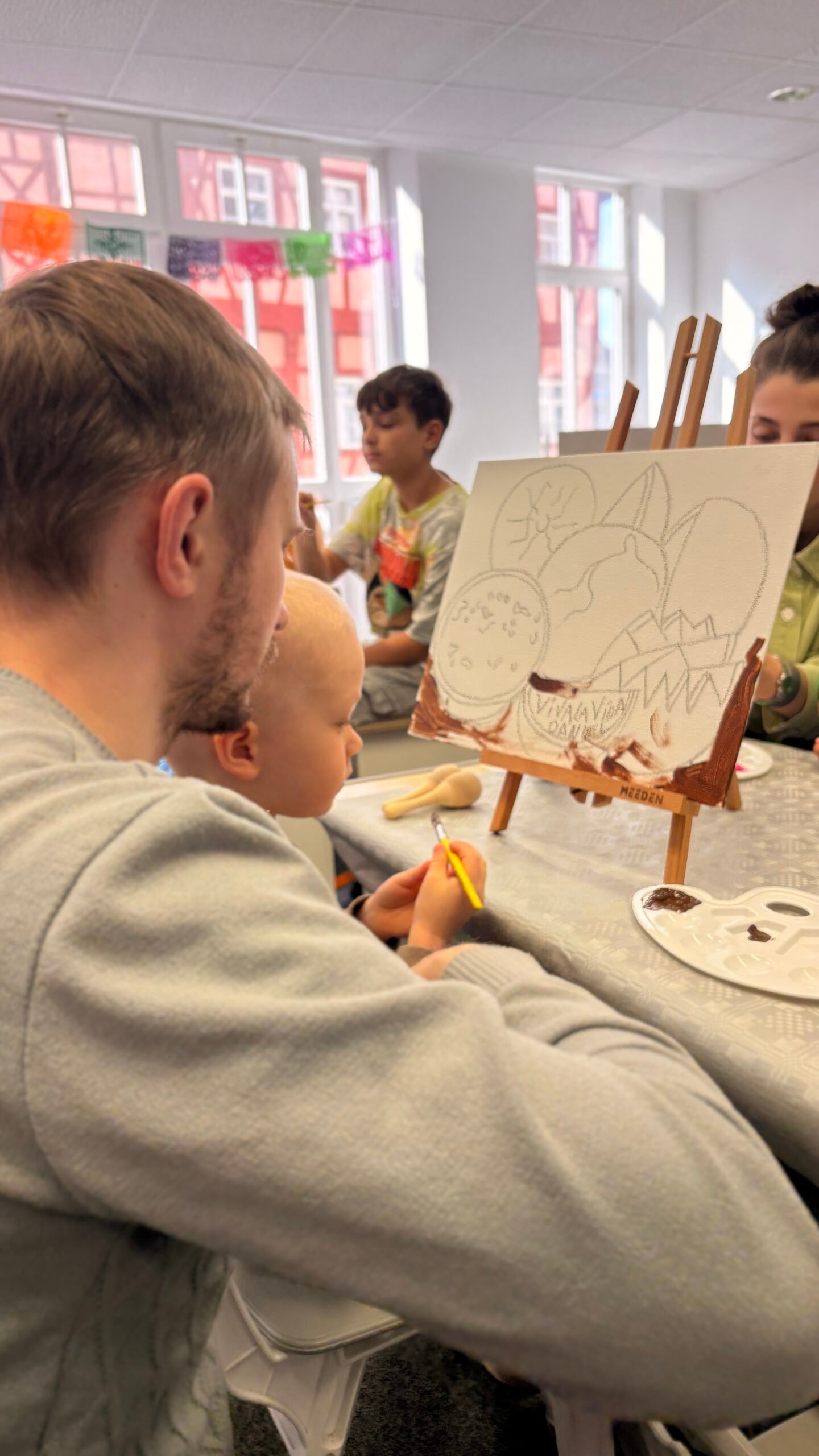 Casa Lab Coburg — Vater und Kind malen zusammen im kreativen Workshop
