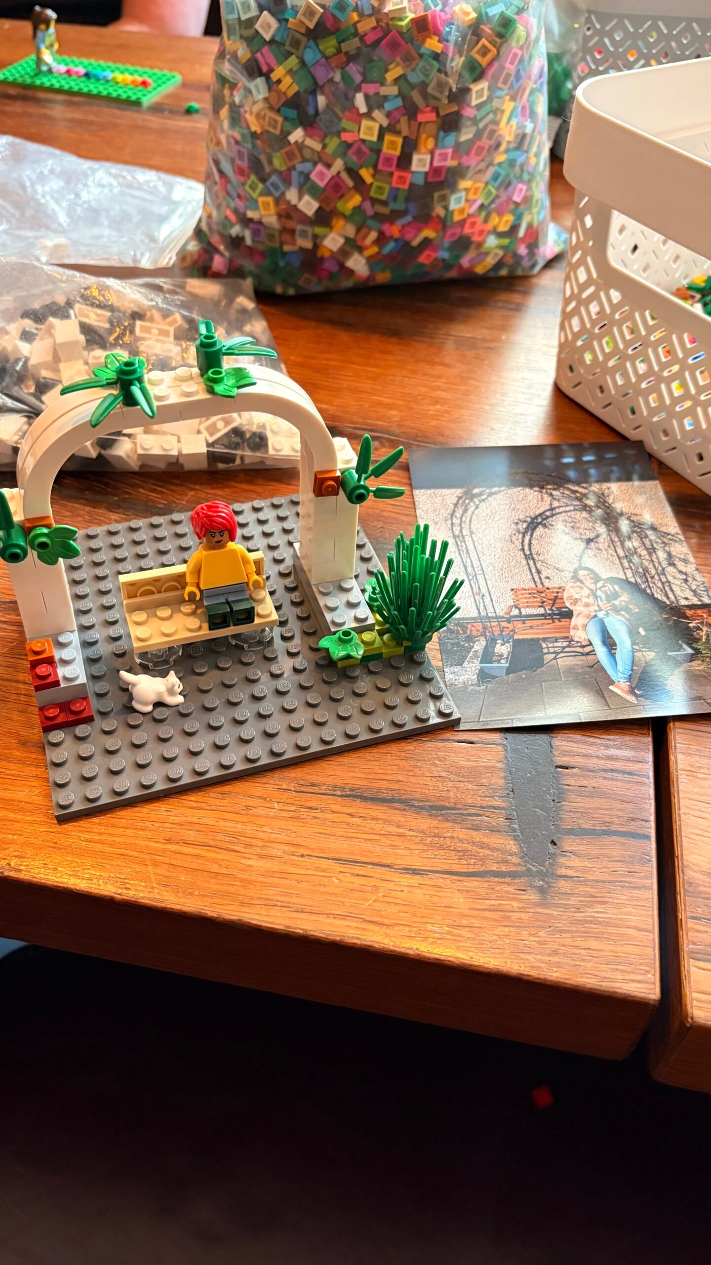 Lego-Bogenkonstruktion neben einer Coburg-Postkarte als Vorlage
