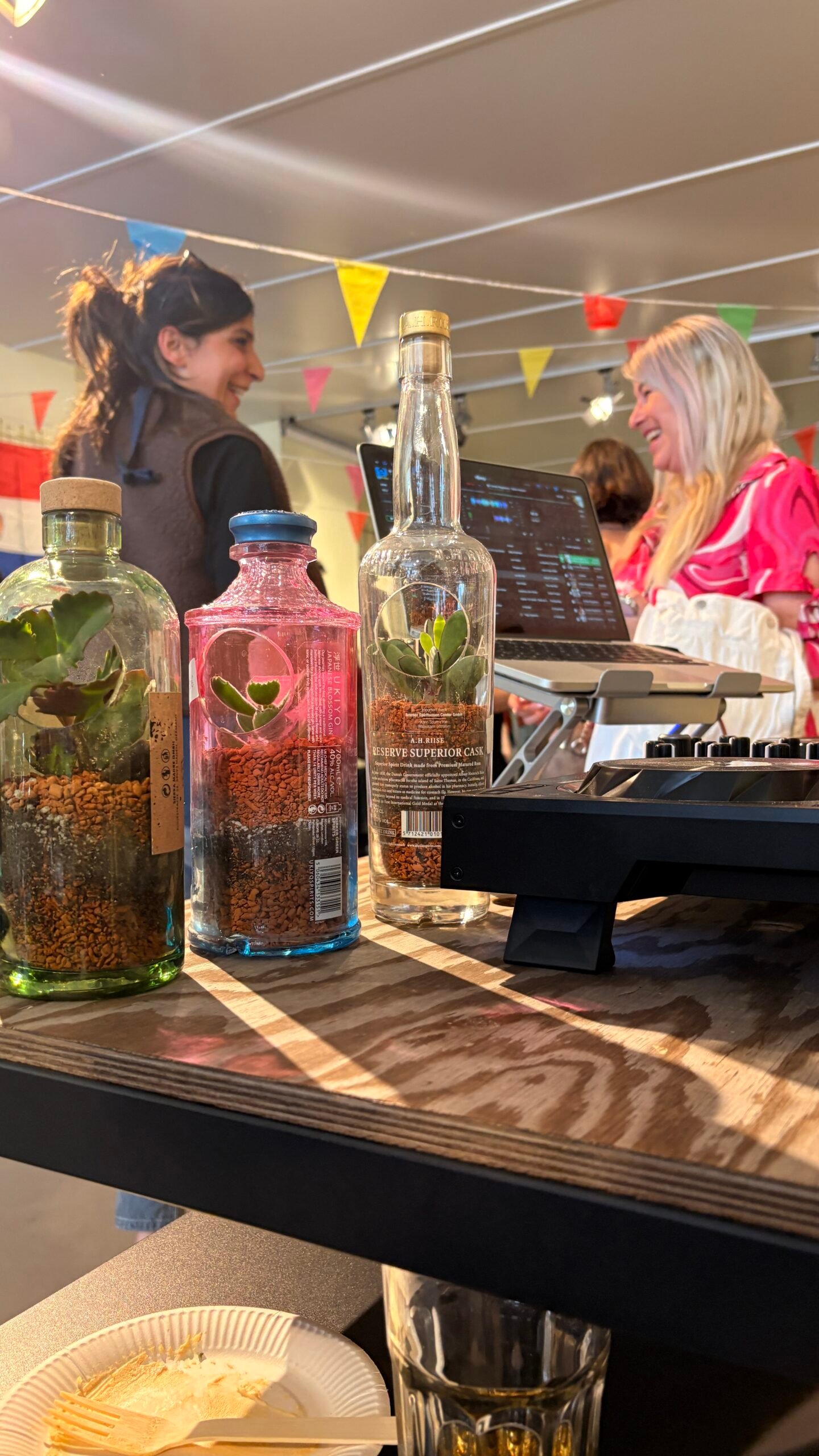 Verkauf von Flaschengärten am Spross-Stand beim Inti-Fest Coburg