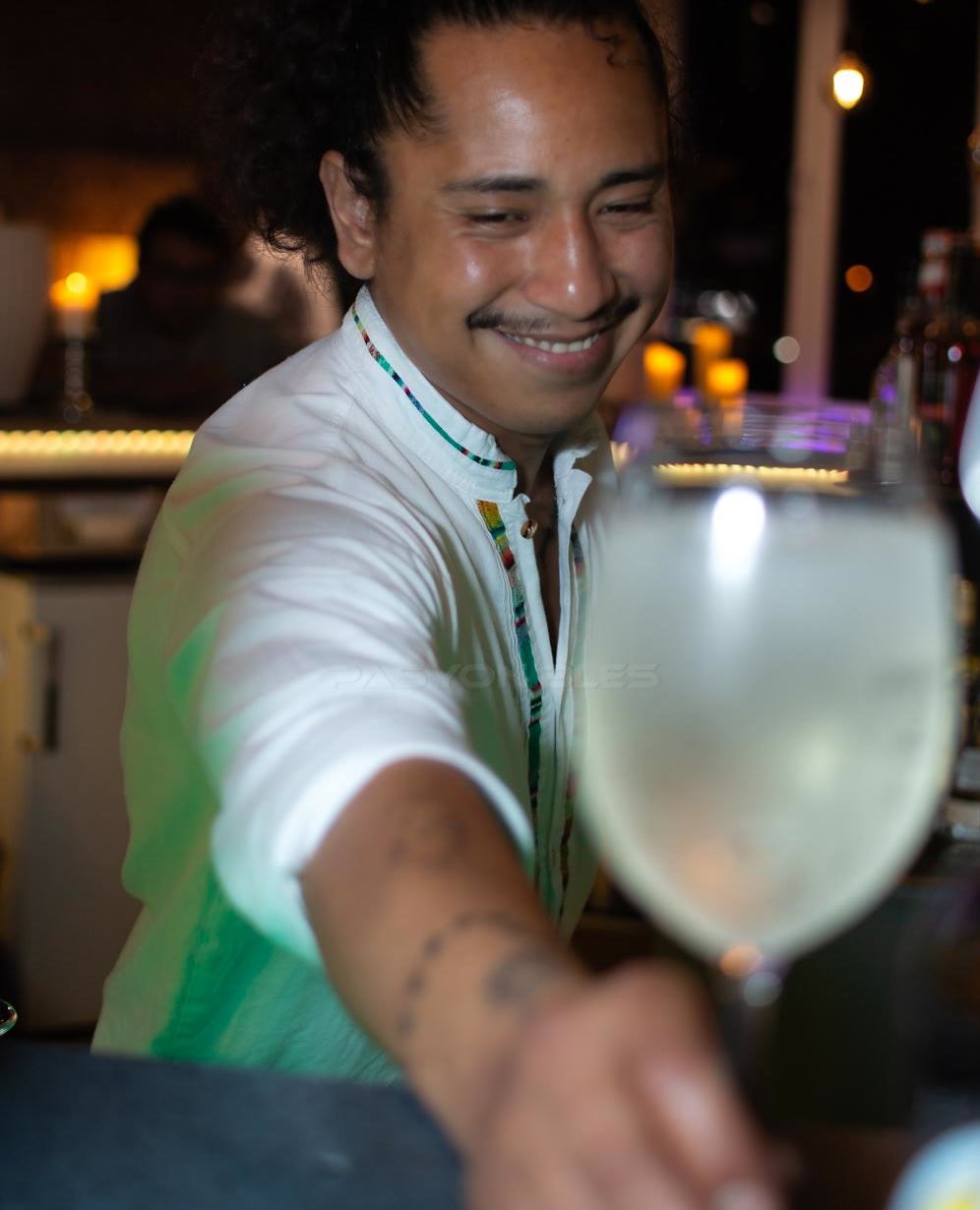 Osvaldo von Casa Blumen reicht einen Drink über die Bar