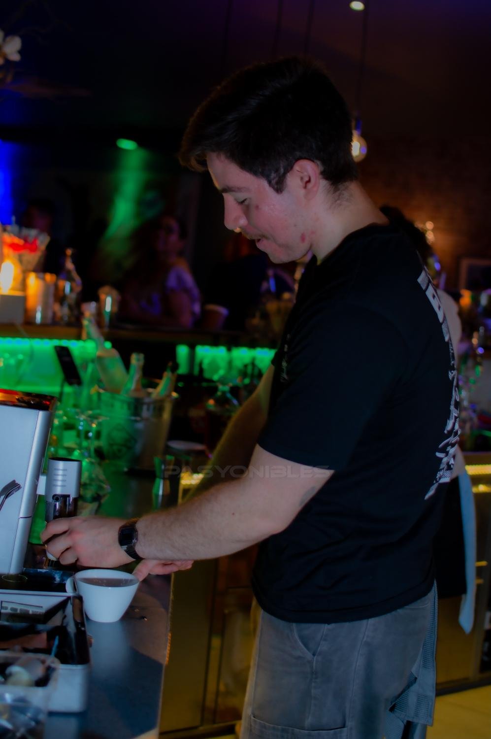 Espresso hinter der Bar im Tanz-Traum während der Noche Latina